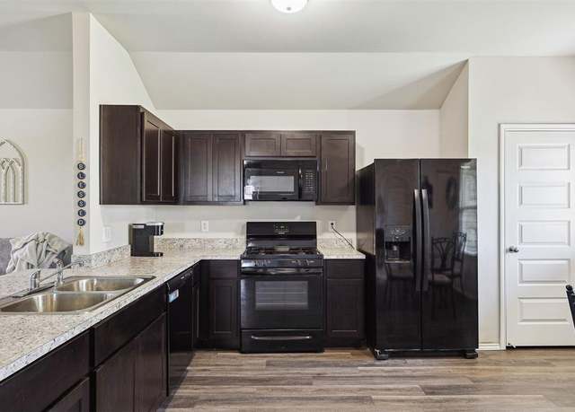 Property at 11604 NW 95th St, Yukon, OK 73099, 3 beds, 2 baths