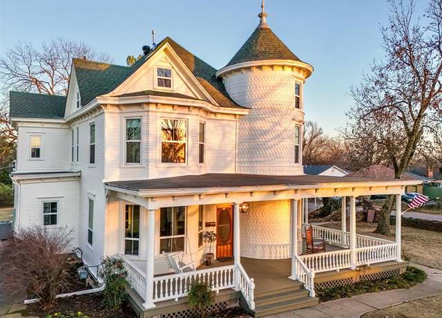 Property at 1801 N Broadway Ave, Shawnee, OK 74804, 4 beds, 2.5 baths