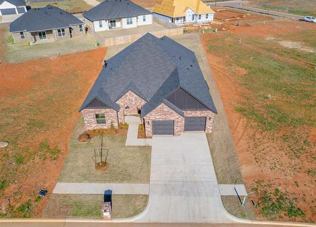 Property at 14301 Center Village Way, Piedmont, OK 73078, 4 beds, 2 baths