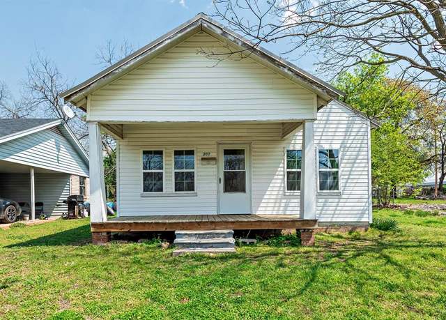 Property at 303 N Cleveland St, Shawnee, OK 74801, 2 beds, 1 bath