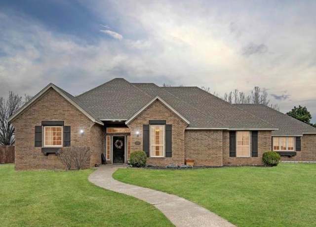 Property at 2330 Skyview Cir, Enid, OK 73703, 3 beds, 2 baths