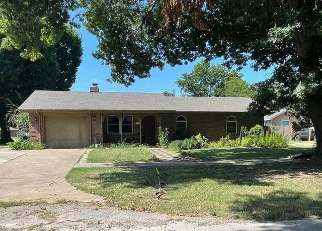 Property at 410 W Creek St, Lindsay, OK 73052, 4 beds, 3 baths
