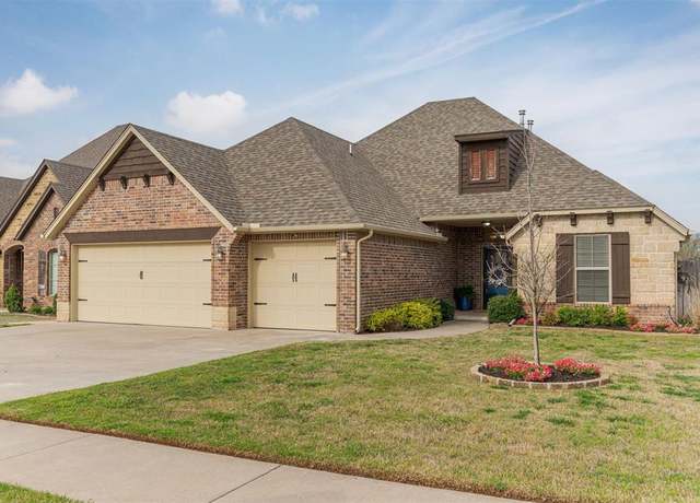 Property at 1319 Ladera Cir, Moore, OK 73160, 4 beds, 2.5 baths