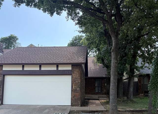 Property at 727 Rockridge Cir, Edmond, OK 73034, 2 beds, 2 baths