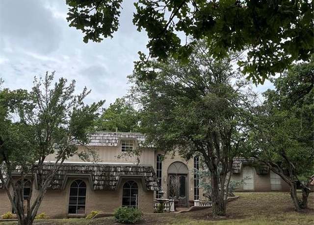 Property at 8028 Golden Oaks Rd, Oklahoma City, OK 73127, 4 beds, 3.5 baths