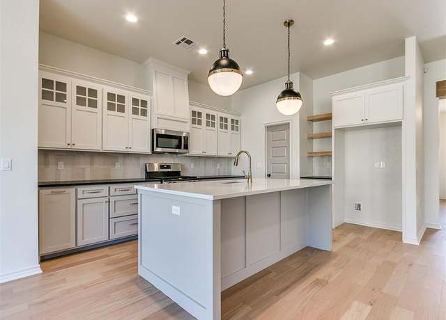 Property at 9009 NW 74th St, Yukon, OK 73099, 3 beds, 2 baths