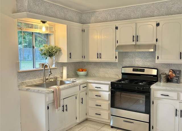 Property at 14029 N Everest St, Edmond, OK 73013, 3 beds, 1.5 baths
