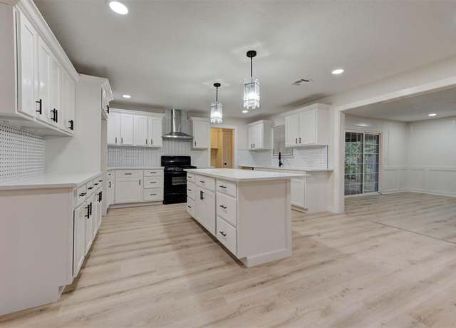 Property at 721 NW 16th St, Moore, OK 73160, 4 beds, 3.5 baths