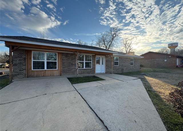 Property at 801 W Arthur St, Hugo, OK 74743, 4 beds, 2 baths