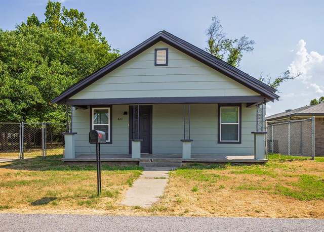 Property at 823 W 9th St, Shawnee, OK 74801, 2 beds, 1 bath