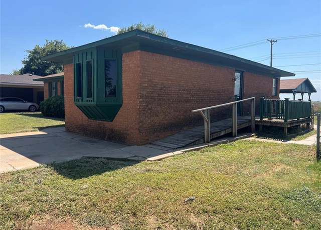 Property at 1723 N Hollywood Dr, Altus, OK 73521, 3 beds, 1.5 baths