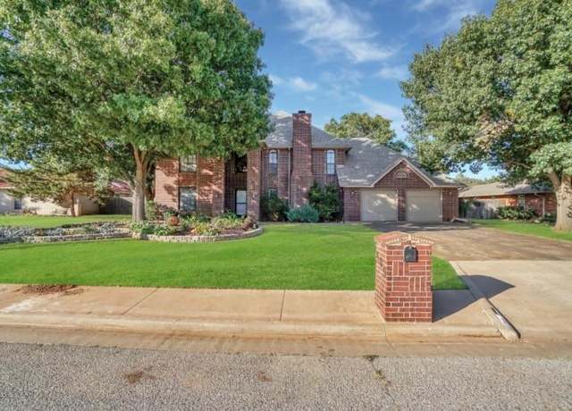 Property at 409 Buena Vista St, Altus, OK 73521, 3 beds, 2.5 baths