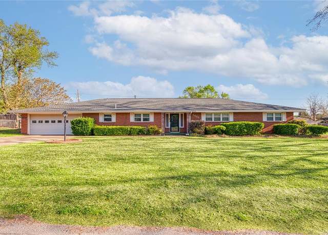 Property at 1401 W C Ave, Elk City, OK 73644, 3 beds, 2.5 baths