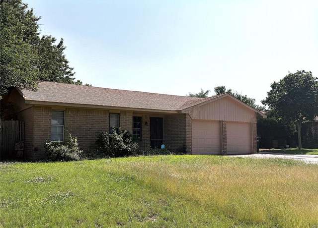 Property at 1044 NW 8th St, Moore, OK 73160, 4 beds, 2.5 baths