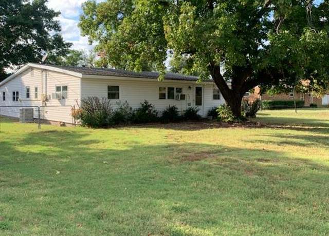 Property at 400 Old River Rd, Ponca City, OK 74604, 4 beds, 2 baths
