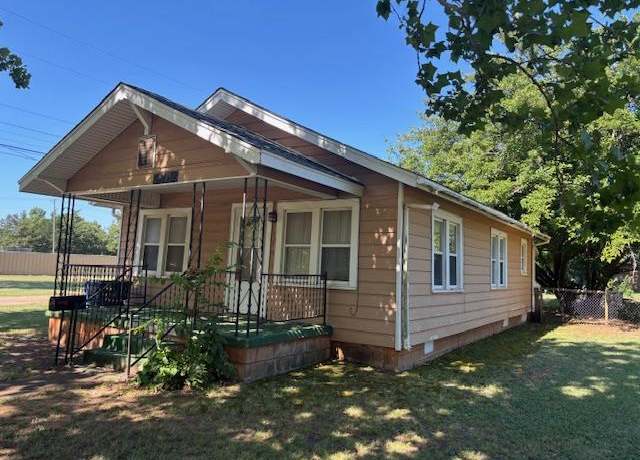 Property at 606 SW 6th St, Lindsay, OK 73052, 2 beds, 1 bath