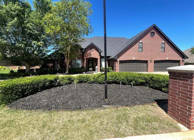 Property at 2210 Lakewood Dr, Chickasha, OK 73018, 4 beds, 2.5 baths
