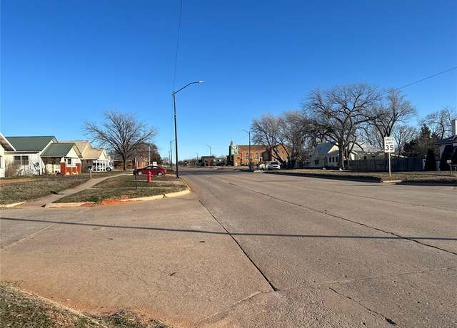 Property at 613 N 4th St, Sayre, OK 73662