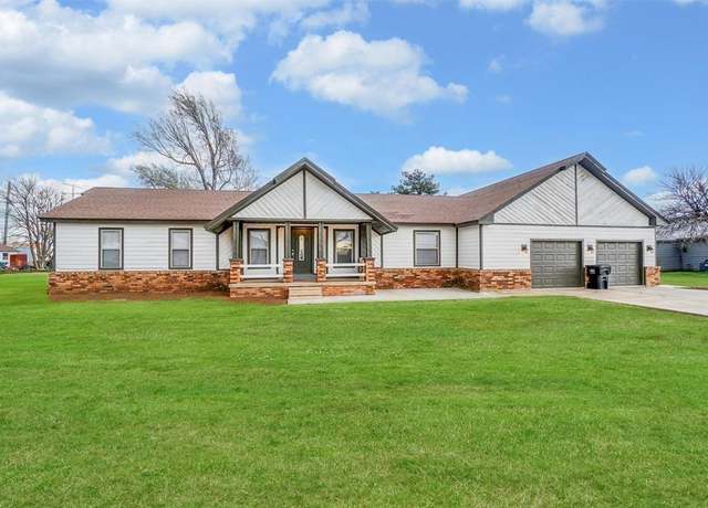 Property at 215 S 10th St, Thomas, OK 73669, 3 beds, 2 baths