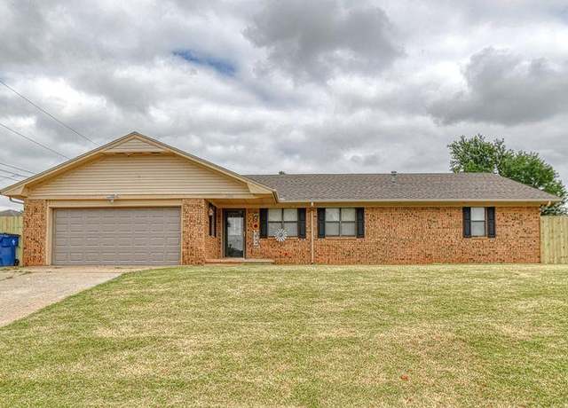 Property at 3003 Lacey Dr, Chickasha, OK 73018, 3 beds, 2 baths