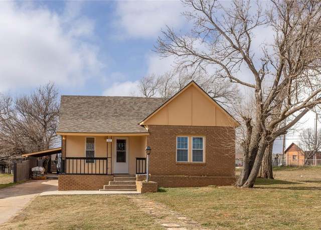Property at 418 S 17th St, Clinton, OK 73601, 3 beds, 2 baths
