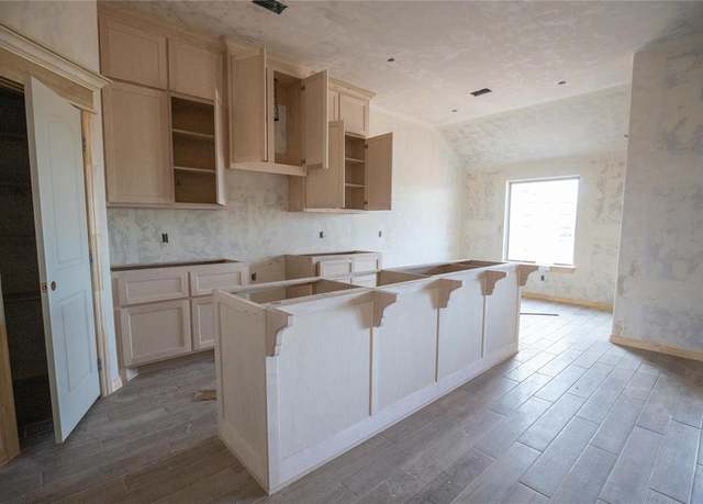 Property at 2300 NW 170th St, Edmond, OK 73012, 3 beds, 2 baths