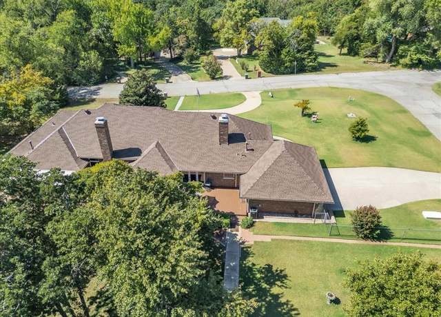 Property at 1008 Bavarian Dr, Edmond, OK 73034, 4 beds, 4 baths