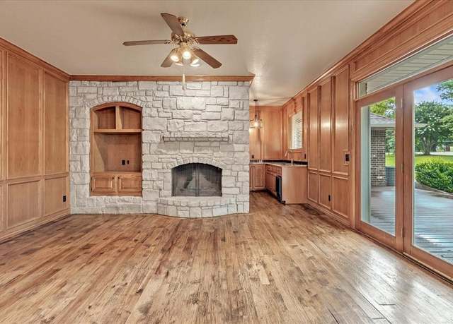Property at 1008 Bavarian Dr, Edmond, OK 73034, 4 beds, 4 baths
