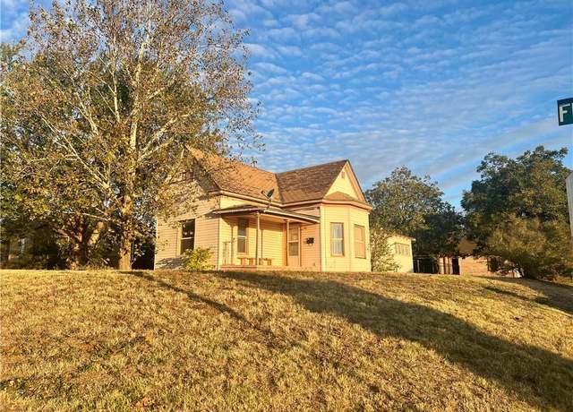 Property at 423 E Franklin Ave, Weatherford, OK 73096, 3 beds, 1 bath