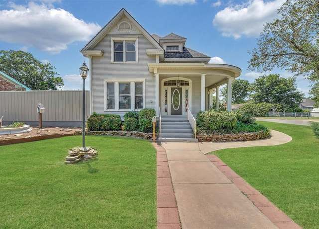 Property at 236 W Polk St, Mangum, OK 73554, 3 beds, 2.5 baths