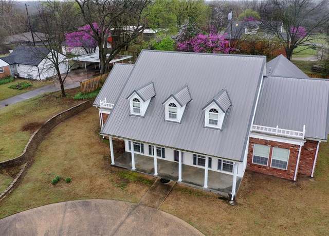 Property at 701 E Broadway Ave, Sulphur, OK 73086, 4 beds, 3.5 baths
