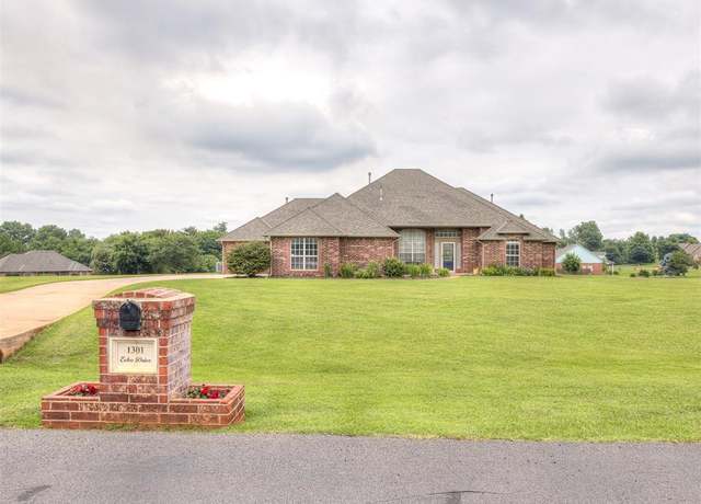 Property at 1301 Echo Dr, Edmond, OK 73034, 4 beds, 3 baths