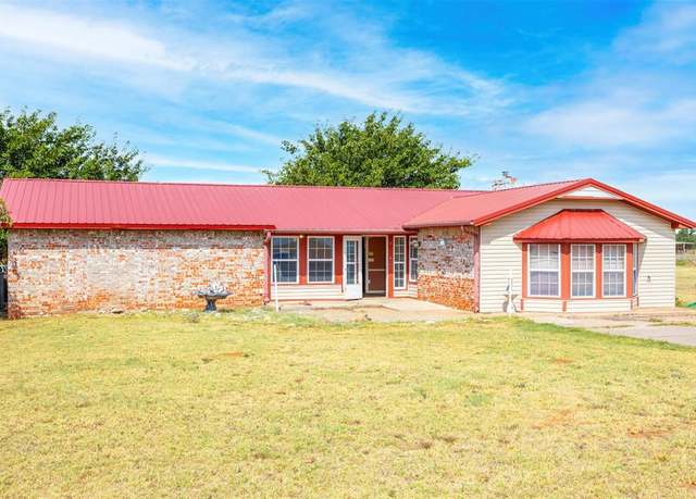 Property at 11821 N 1860 Rd, Sayre, OK 73662, 4 beds, 2.5 baths