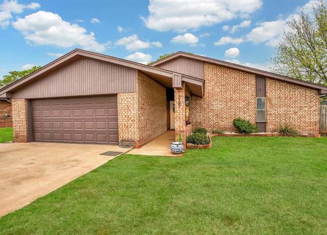 Property at 265 Regency Dr, Clinton, OK 73601, 3 beds, 2 baths
