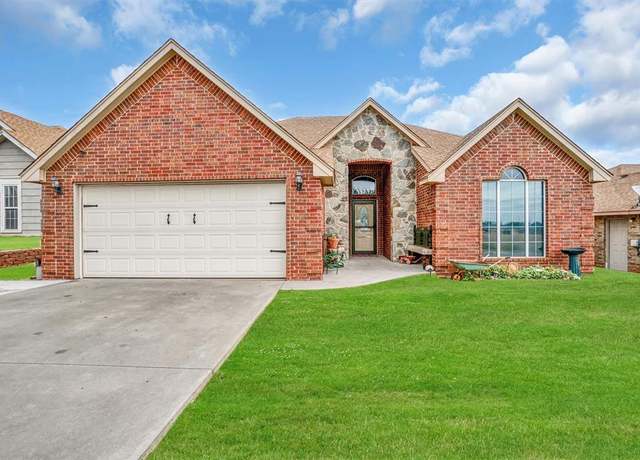 Property at 309 Ridgecrest Dr, Elk City, OK 73644, 3 beds, 2 baths