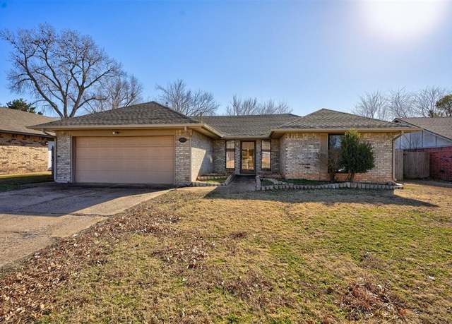 Property at 1902 Oakmeadows Dr, Norman, OK 73071, 3 beds, 2 baths