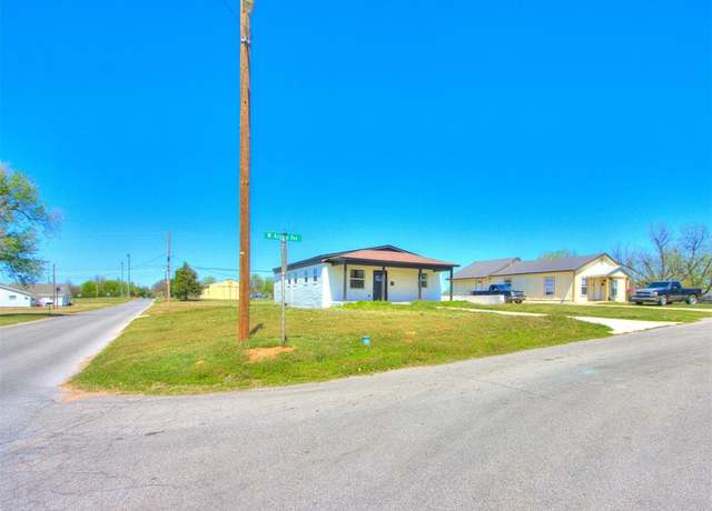 Property at 1928 Arizona St, Chickasha, OK 73018, 3 beds, 2 baths