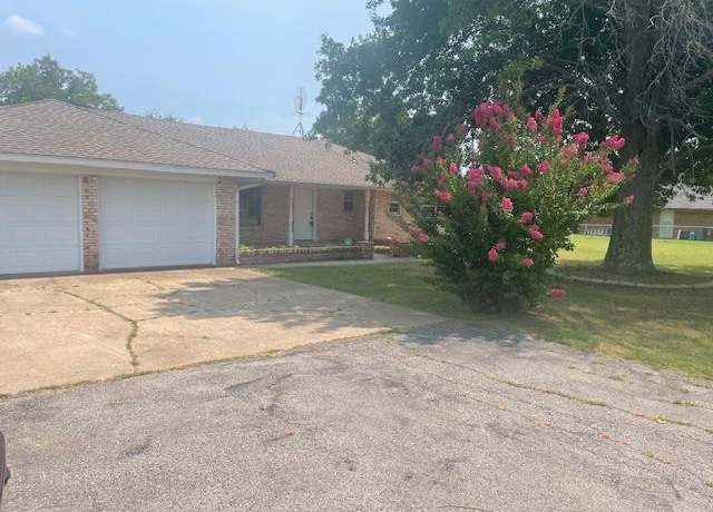 Property at 10700 S Sooner Rd, Oklahoma City, OK 73165, 3 beds, 2 baths