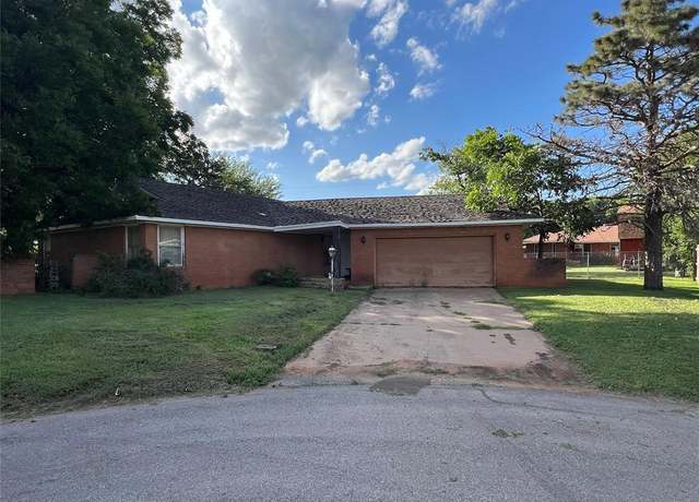 Property at 1025 Adams Ave, Elk City, OK 73644, 2 beds, 1.5 baths