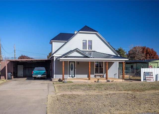 Property at 607 E C St, Arapaho, OK 73620, 4 beds, 2 baths