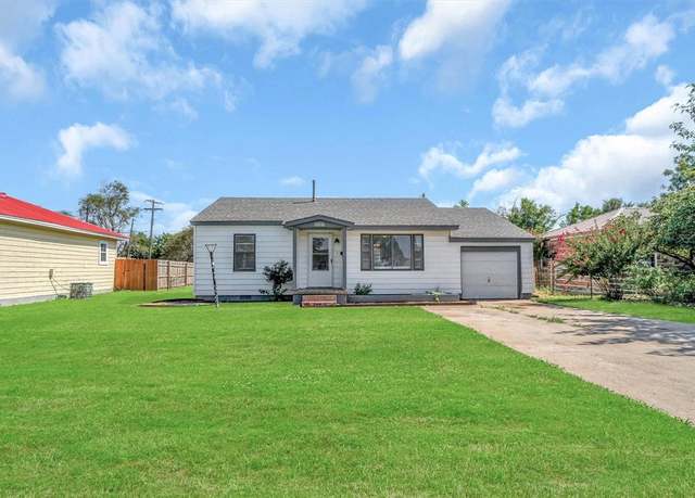 Property at 1016 E Pecan St, Altus, OK 73521, 3 beds, 2 baths