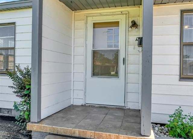 Property at 1016 E Pecan St, Altus, OK 73521, 3 beds, 2 baths
