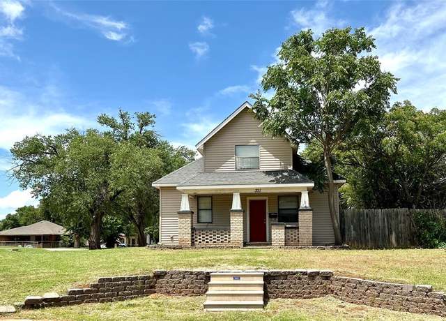 Property at 321 W 1st St, Elk City, OK 73644, 3 beds, 1 bath