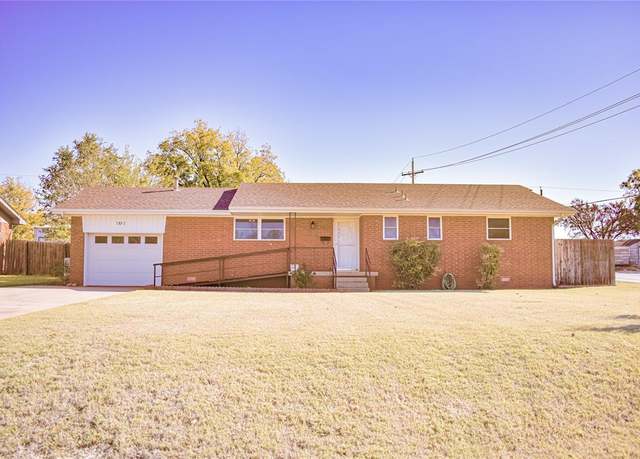 Property at 1302 N 3rd St, Sayre, OK 73662, 3 beds, 2 baths