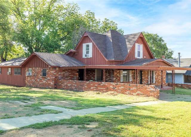 Property at 310 N 4th St, Sayre, OK 73662, 5 beds, 3 baths