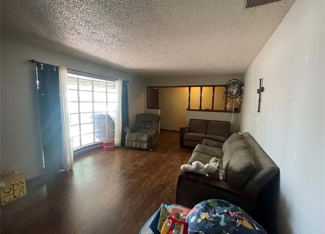 Property at 139 Sheridan Pl, Chickasha, OK 73018, 3 beds, 2 baths