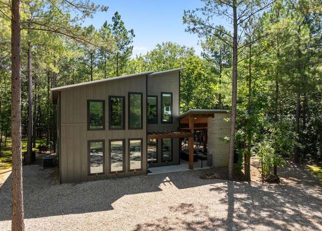 Property at 57 Rowens Rte, Broken Bow, OK 74728, 2 beds, 2.5 baths