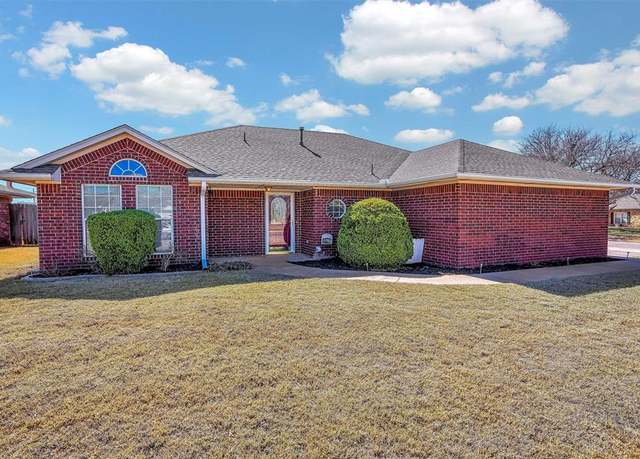 Property at 152 Calhoon St, Elk City, OK 73644, 3 beds, 2 baths