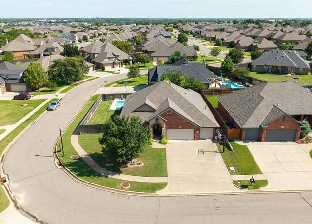 Property at 415 Lake Grove Ct, Norman, OK 73069, 3 beds, 2.5 baths