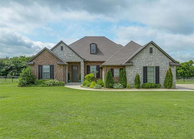 Property at 10043 Lacewood Dr, Edmond, OK 73025, 4 beds, 3 baths